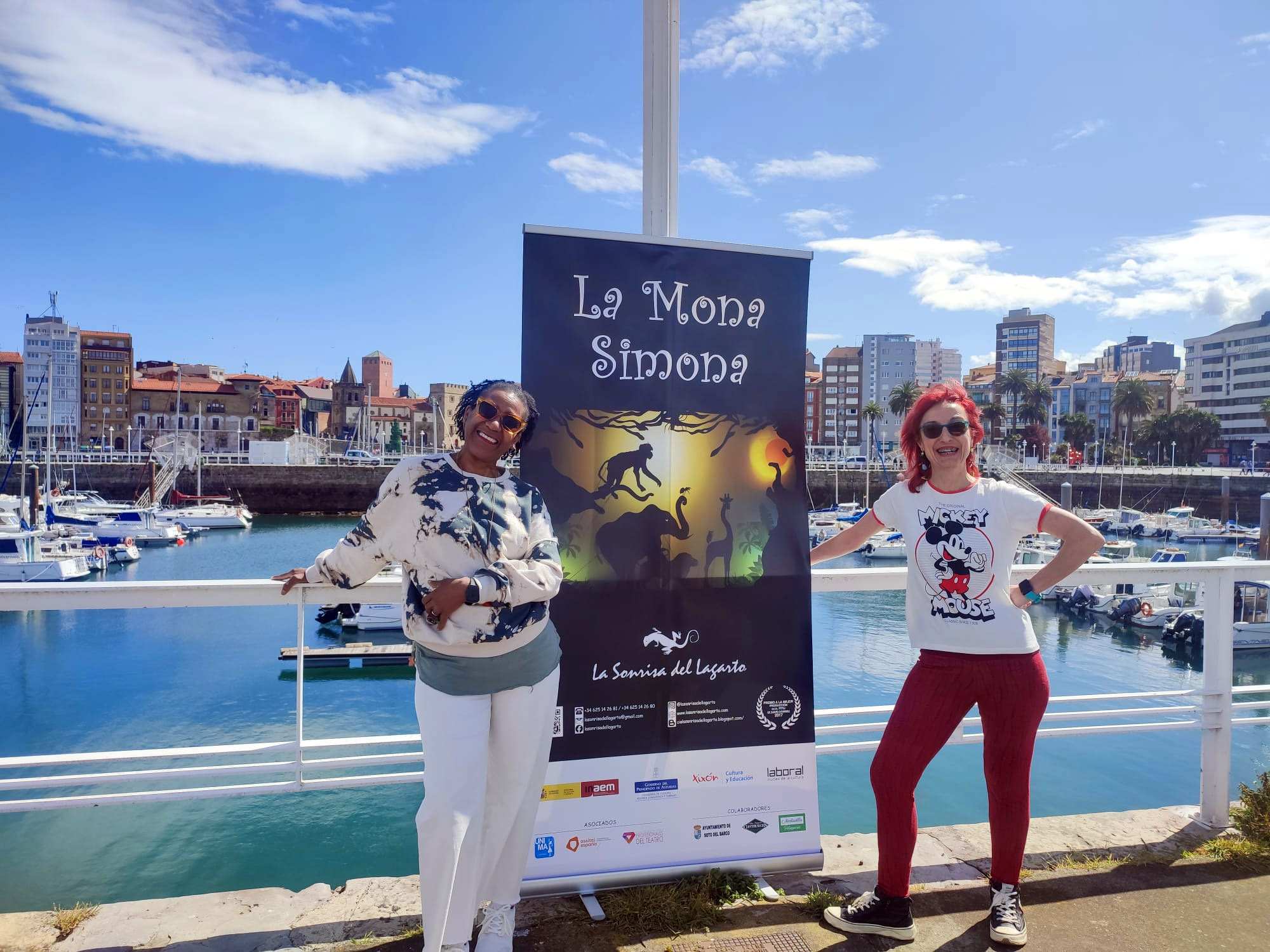 Eva y Marli en el puerto de Gijón promocionando La Mona Simona